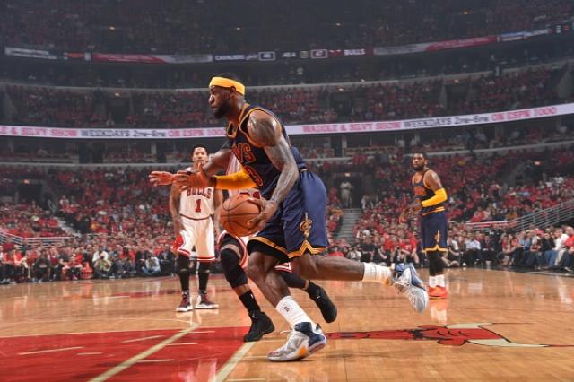 LeBron James drives baseline to the hoop against Chicago